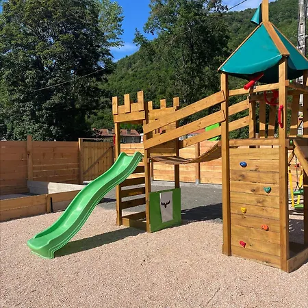 Dans Les Pyrenees -option Piscine En Ete Feriehus *